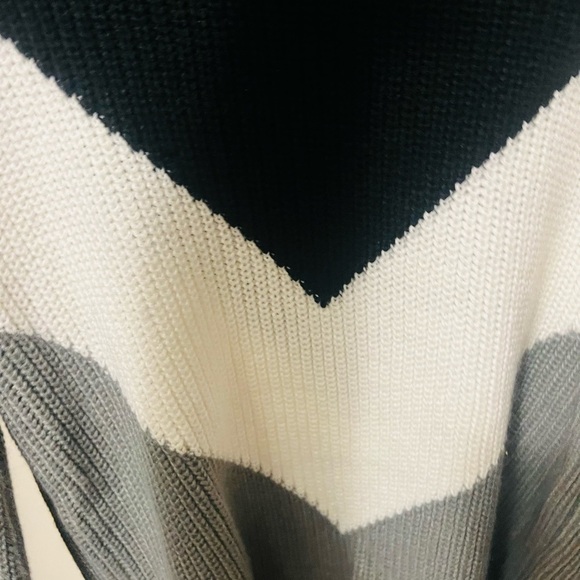 Sweater without a size but fits like a Large - Picture 2 of 5